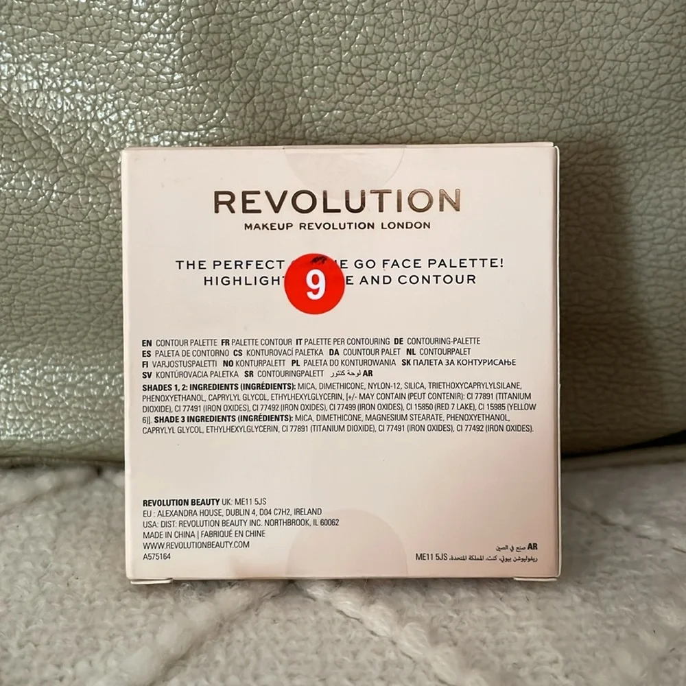 NIB Revolution Contour Powder Compact - Medium Shades.